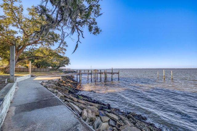 305 Garcon Point Road, Milton, FL 32583