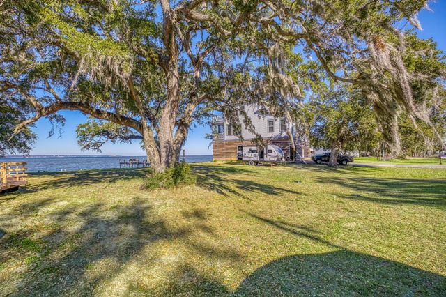 305 Garcon Point Road, Milton, FL 32583