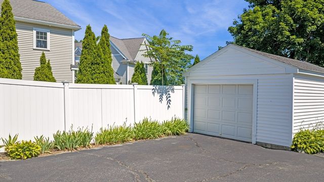 18 Nahant St, Wakefield, MA 01880