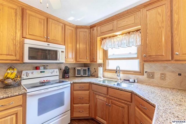 1005 Devon Drive, Papillion, NE 68046