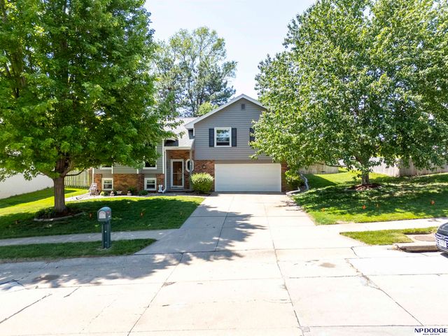 1005 Devon Drive, Papillion, NE 68046
