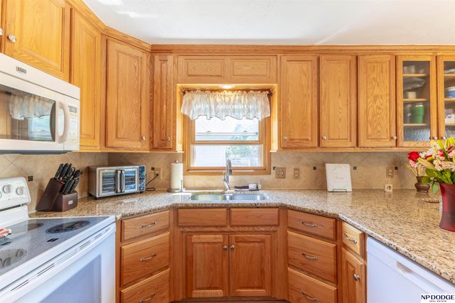 1005 Devon Drive, Papillion, NE 68046
