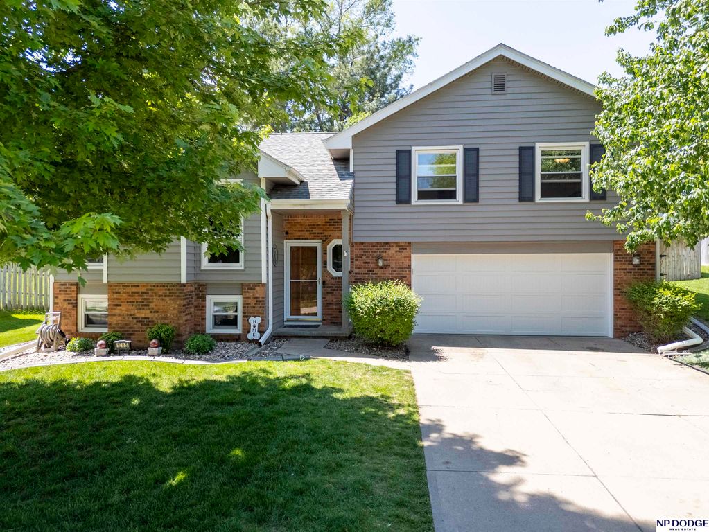 1005 Devon Drive, Papillion, NE 68046