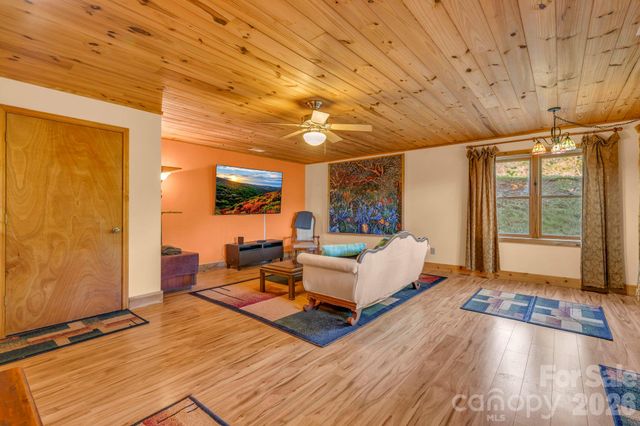 525 Schoolhouse Ridge, Boone, NC 28607