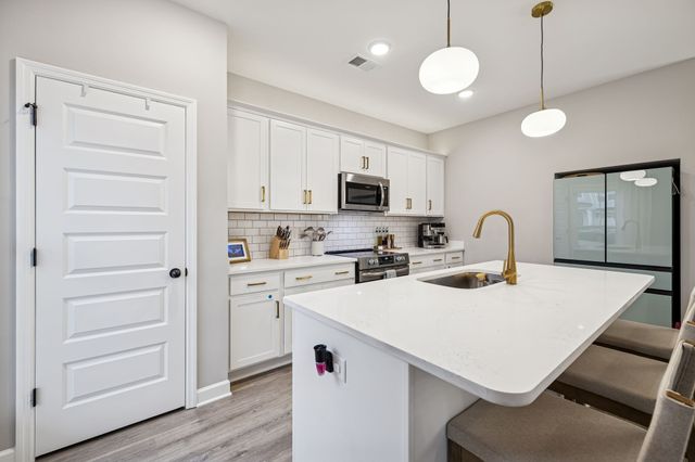 237 Kenner Pvt Aly, Hendersonville, TN 37075