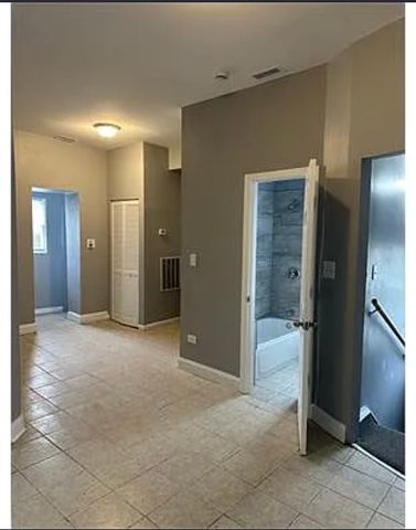6444 S Eberhart Avenue, Chicago, IL 60637