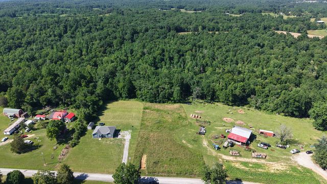 2 Hawkins Rd, Westmoreland, TN 37186