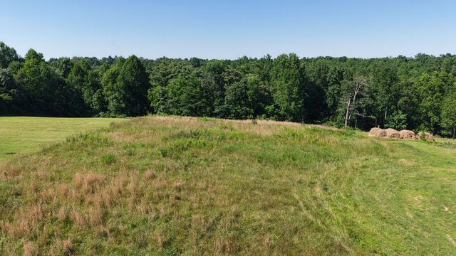 2 Hawkins Rd, Westmoreland, TN 37186