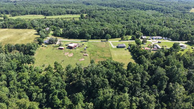 2 Hawkins Rd, Westmoreland, TN 37186
