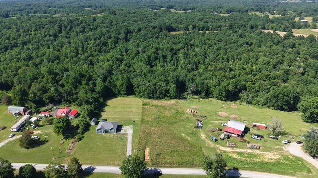 2 Hawkins Rd, Westmoreland, TN 37186