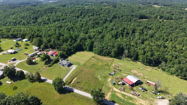 2 Hawkins Rd, Westmoreland, TN 37186