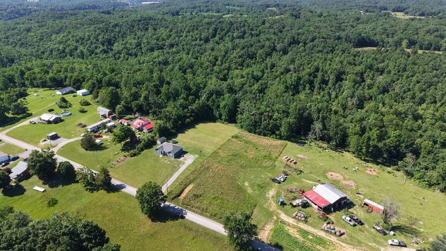 2 Hawkins Rd, Westmoreland, TN 37186