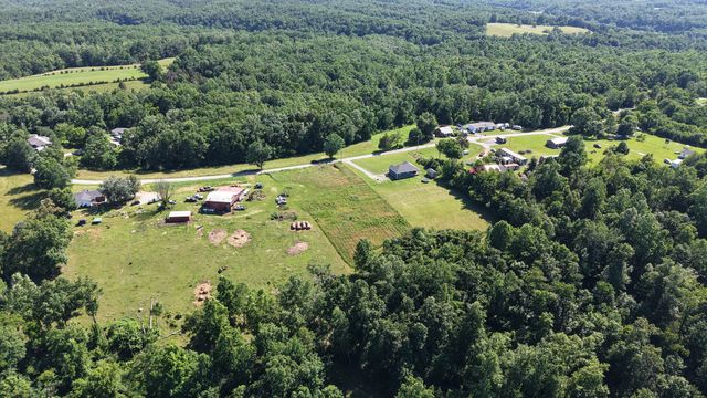 2 Hawkins Rd, Westmoreland, TN 37186