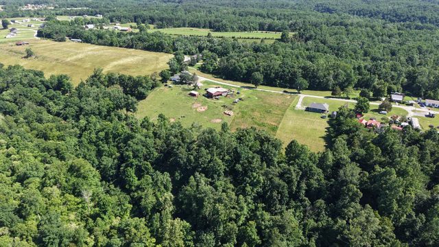 2 Hawkins Rd, Westmoreland, TN 37186