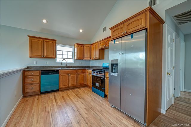 2163 Sunrise Highway, Islip, NY 11751