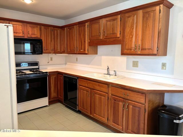 16 Pepper Lane, Greenfield, NY 12866