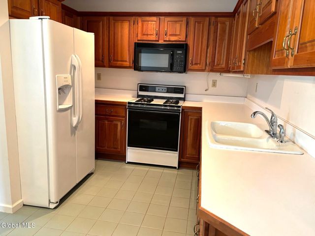 16 Pepper Lane, Greenfield, NY 12866