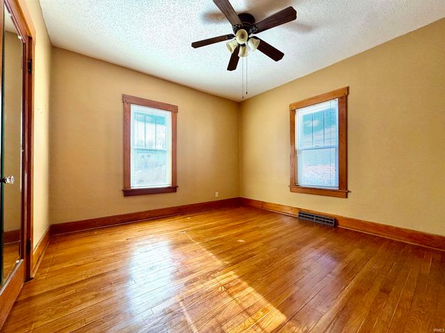 214 N Chestnut Street, Huntingburg, IN 47542