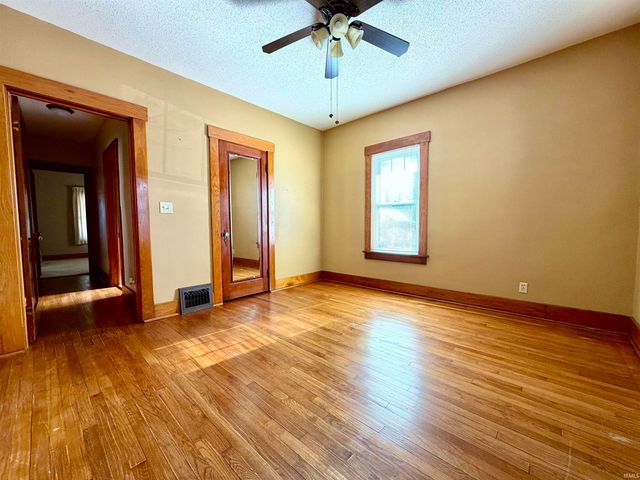 214 N Chestnut Street, Huntingburg, IN 47542