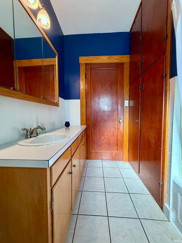 214 N Chestnut Street, Huntingburg, IN 47542