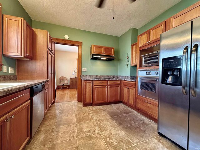 214 N Chestnut Street, Huntingburg, IN 47542