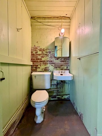 214 N Chestnut Street, Huntingburg, IN 47542