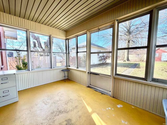 214 N Chestnut Street, Huntingburg, IN 47542