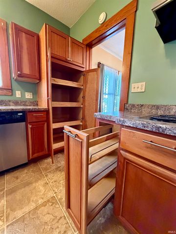 214 N Chestnut Street, Huntingburg, IN 47542