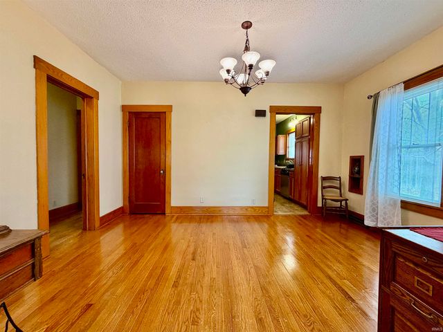 214 N Chestnut Street, Huntingburg, IN 47542