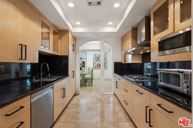 137 S Spalding Drive 401, Beverly Hills, CA 90212