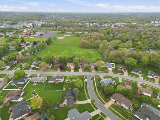 2224 Robinhood Boulevard, Schererville, IN 46375