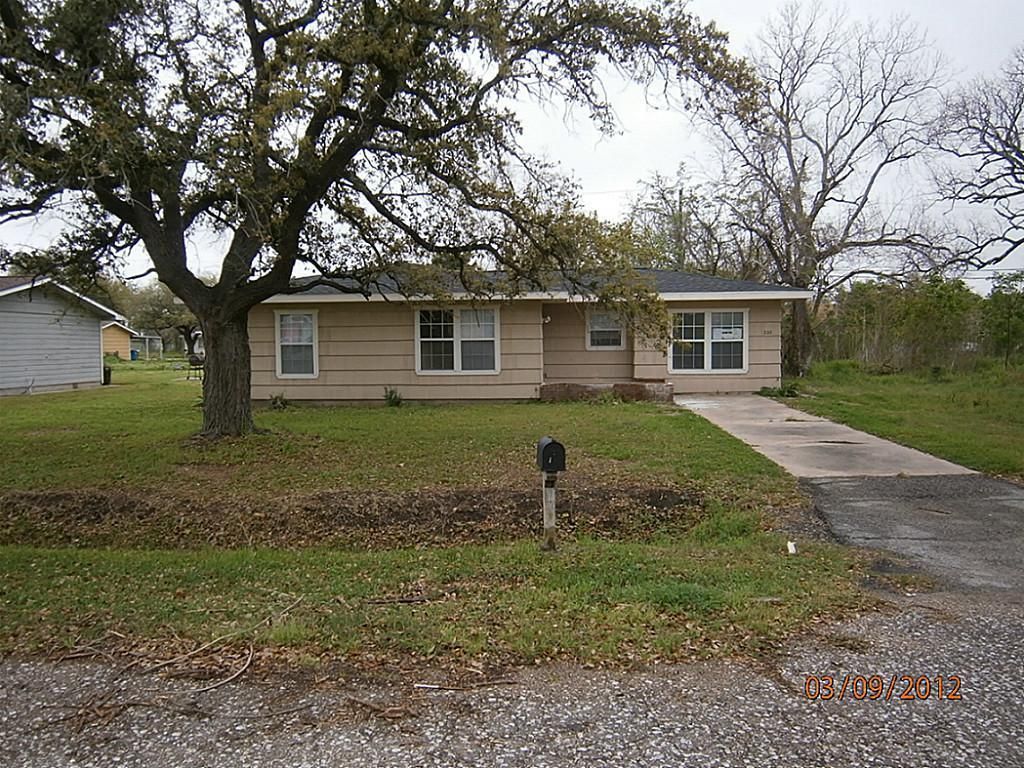 225 Nanlee Street, La Marque, TX 77568