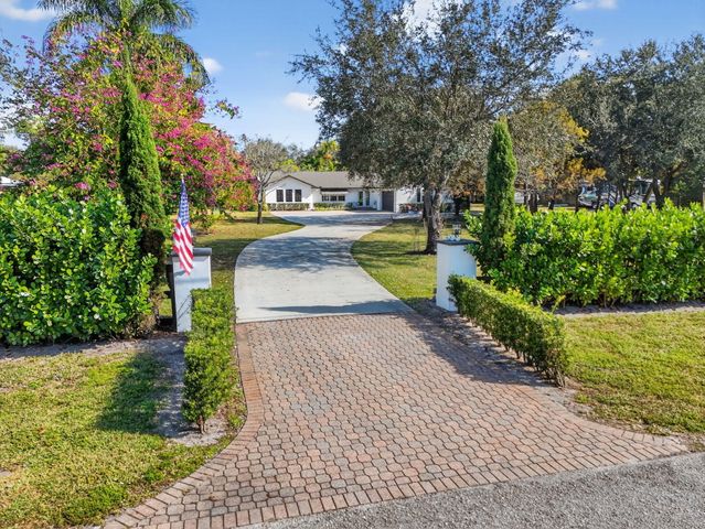 8218 S Elizabeth Avenue, Palm Beach Gardens, FL 33418