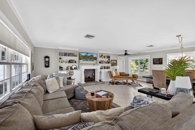 8218 S Elizabeth Avenue, Palm Beach Gardens, FL 33418