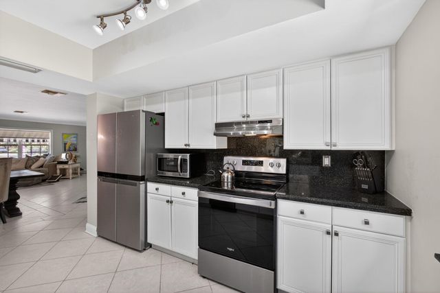 8218 S Elizabeth Avenue, Palm Beach Gardens, FL 33418