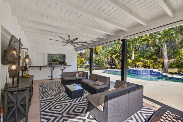 8218 S Elizabeth Avenue, Palm Beach Gardens, FL 33418