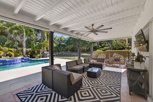 8218 S Elizabeth Avenue, Palm Beach Gardens, FL 33418