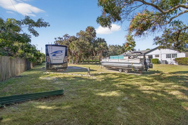 8218 S Elizabeth Avenue, Palm Beach Gardens, FL 33418