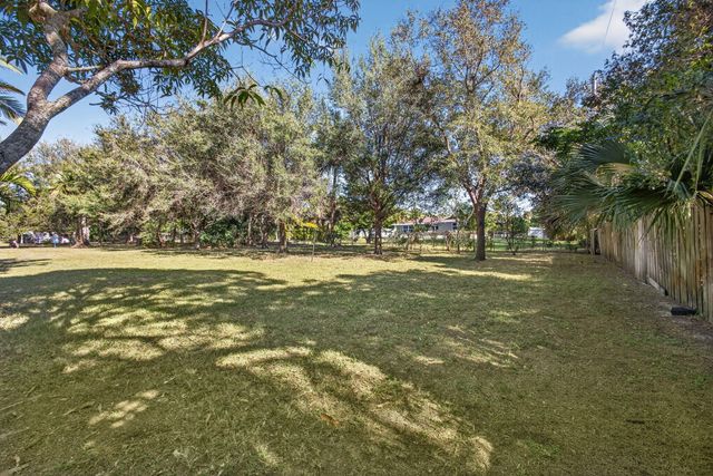 8218 S Elizabeth Avenue, Palm Beach Gardens, FL 33418