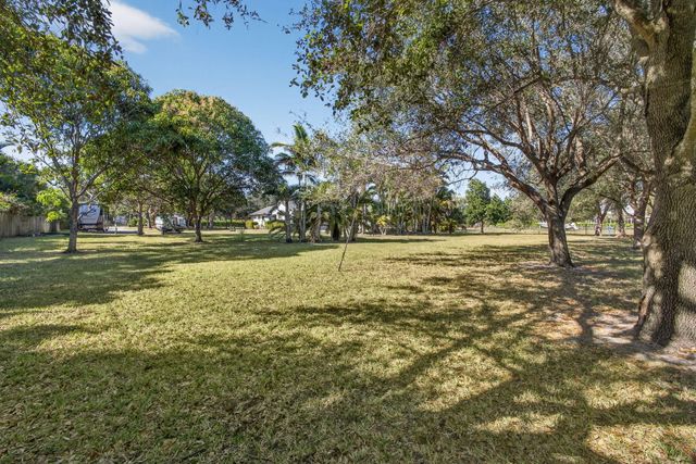 8218 S Elizabeth Avenue, Palm Beach Gardens, FL 33418