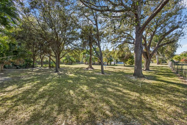 8218 S Elizabeth Avenue, Palm Beach Gardens, FL 33418