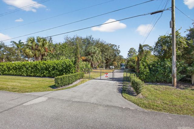 8218 S Elizabeth Avenue, Palm Beach Gardens, FL 33418