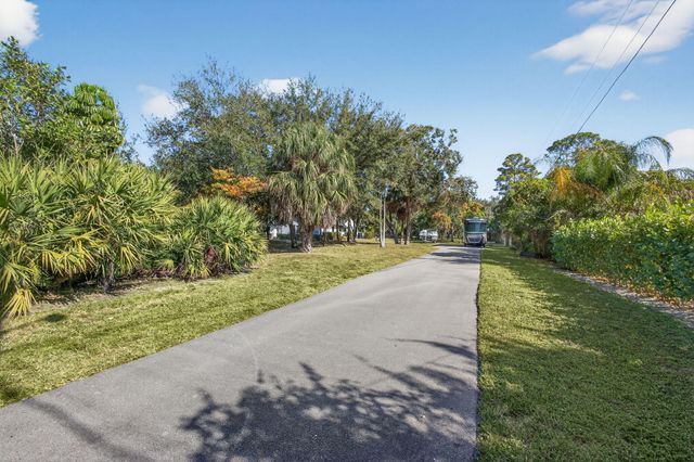 8218 S Elizabeth Avenue, Palm Beach Gardens, FL 33418