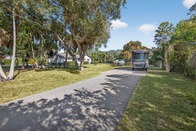 8218 S Elizabeth Avenue, Palm Beach Gardens, FL 33418