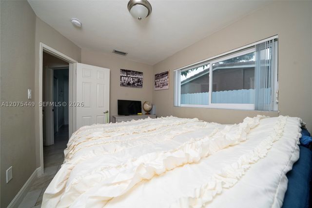 6944 SW 10th Ct, Pembroke Pines, FL 33023