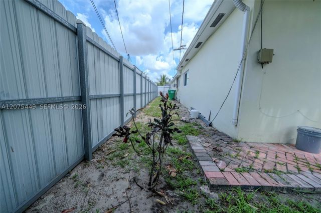 6944 SW 10th Ct, Pembroke Pines, FL 33023