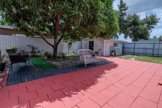 6944 SW 10th Ct, Pembroke Pines, FL 33023