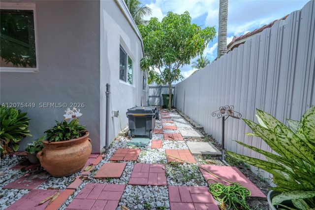 6944 SW 10th Ct, Pembroke Pines, FL 33023
