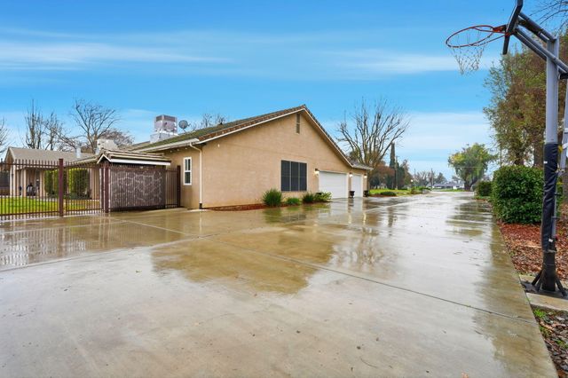 196 Hotchkiss Drive, Lemoore, CA 93245