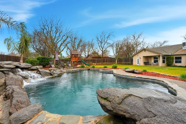 196 Hotchkiss Drive, Lemoore, CA 93245